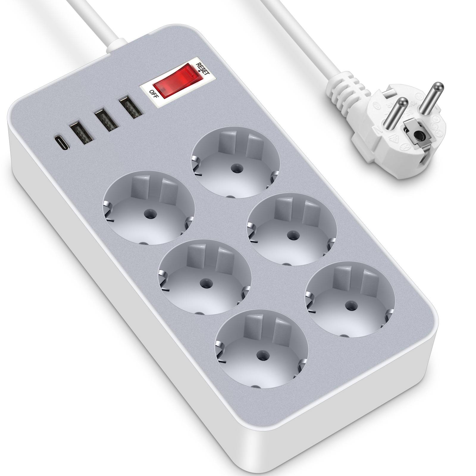 Weiße Steckdosenleiste mit sechs runden Steckdosen, vier USB-Anschlüssen, rotem Ein-/Ausschalter und angebrachtem europäischem Stecker auf weißem Hintergrund.