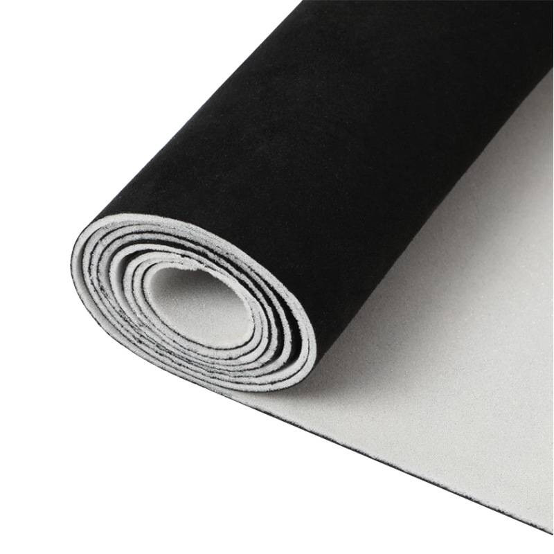 Aufgerollte schwarz-weiße Matte oder Yogamatte, diagonal auf weißem Hintergrund dargestellt.