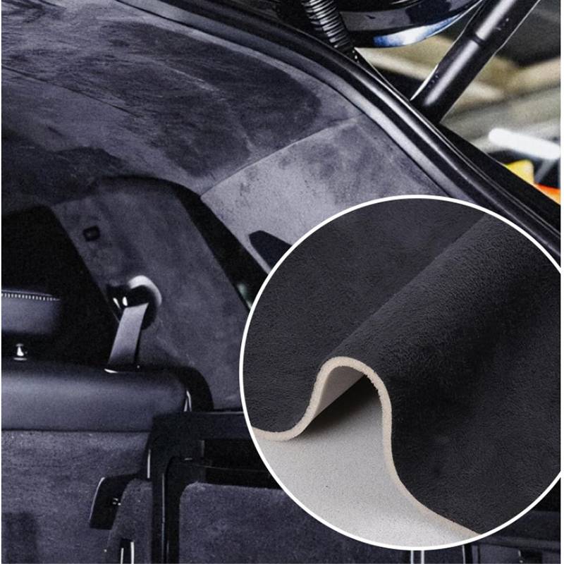 Nahaufnahme des Innenraums eines Autos, die dunklen Teppich- oder Polsterstoff mit einer vergrößerten Einblendung zeigt, die seine dicke, strukturierte Kante und Rückseite hervorhebt.
