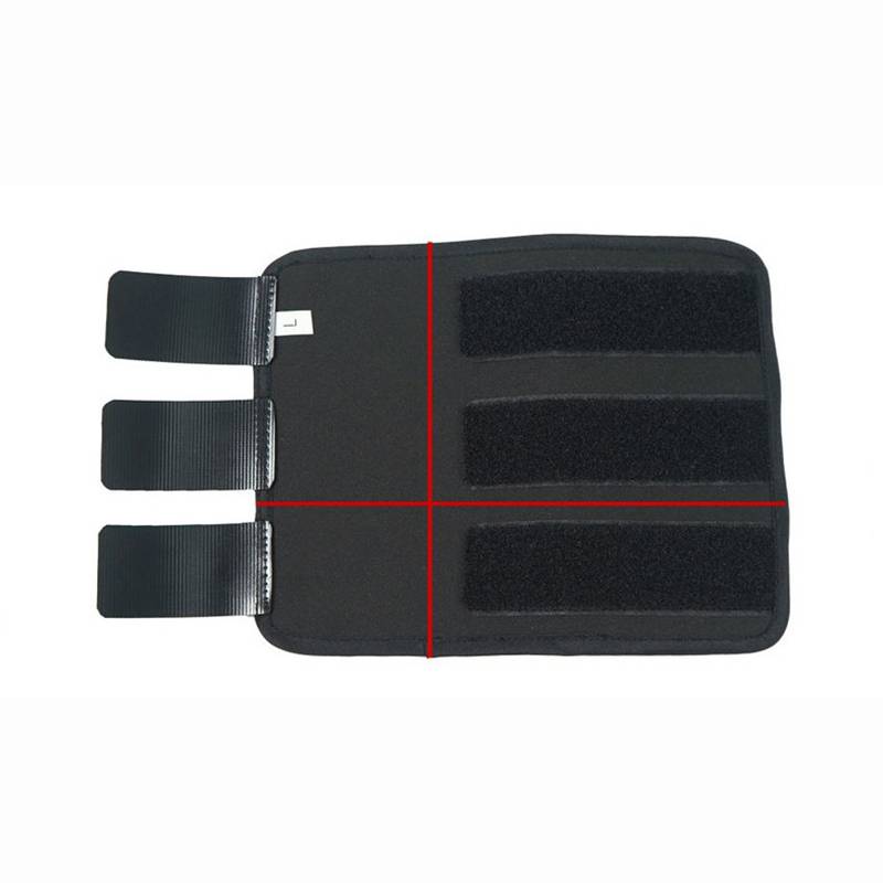 Schwarze verstellbare Stützschiene mit drei Riemen auf der linken Seite und gepolsterten Klettverschlusspanelen, flach auf weißem Hintergrund mit roten Fadenkreuzlinien dargestellt.