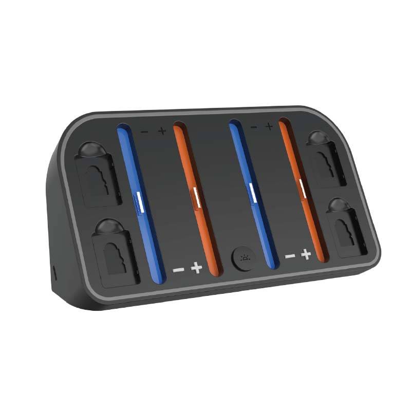 Schwarzes rechteckiges Batterieladegerät mit vier vertikalen Steckplätzen, blauen und orangefarbenen Ladeindikatoren und Plus-/Minusmarkierungen.