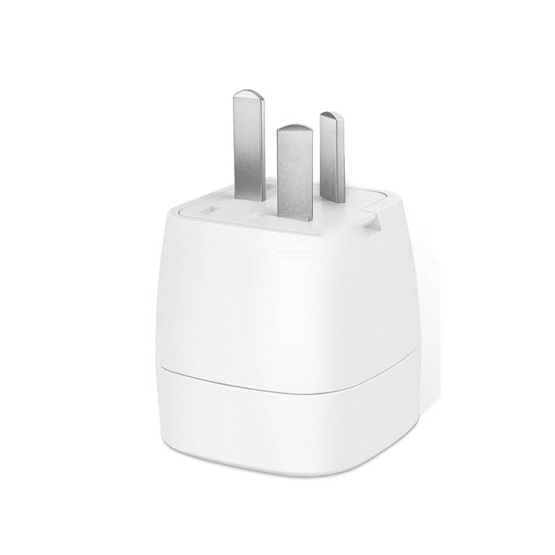 Weißer dreipoliger Elektrostecker-Adapter auf weißem Hintergrund.