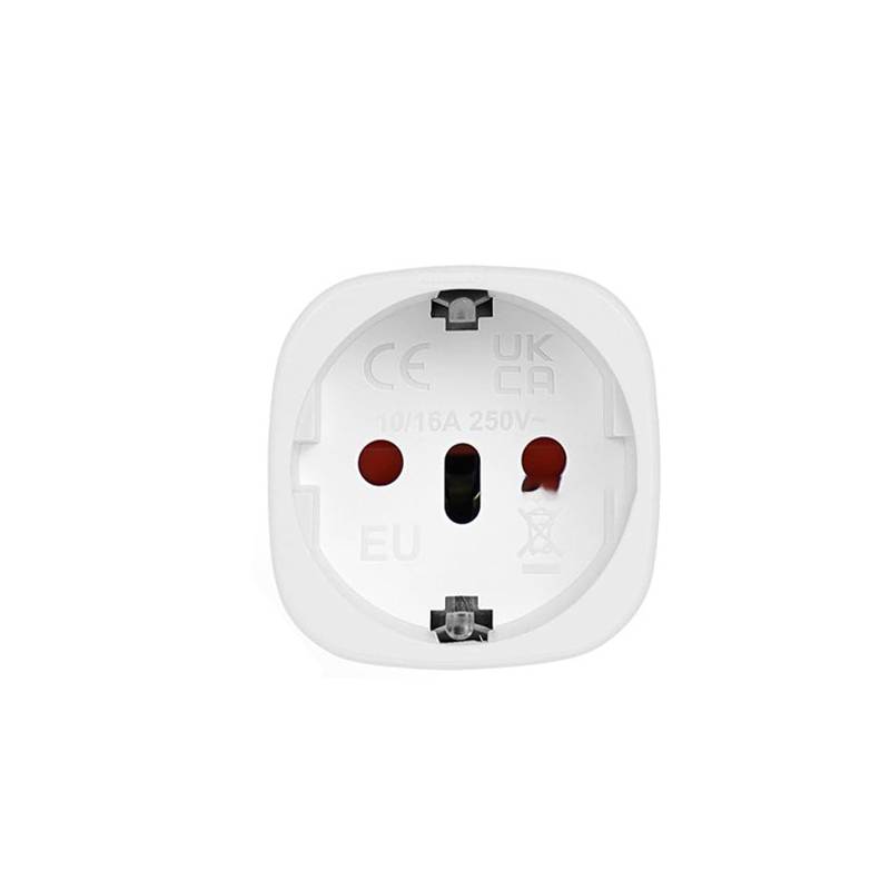 Universeller weißer Reisestecker-Adapter Vorderansicht mit EU/UK-Markierungen und zentraler Steckdosenöffnung auf einfachem Hintergrund