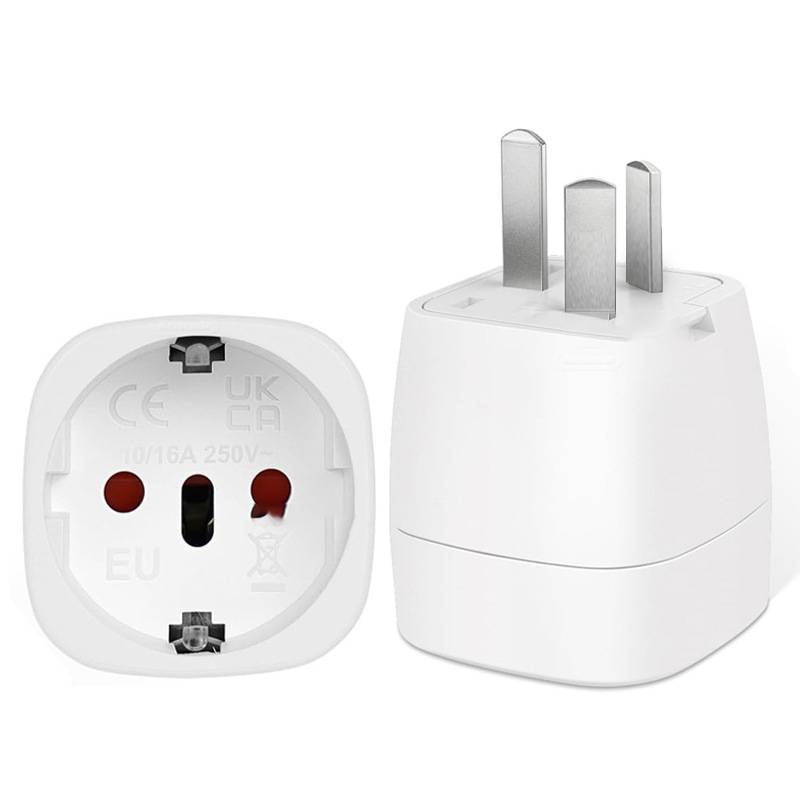 Weiß universeller Reisestecker-Adapter von vorne und von der Seite gezeigt, mit EU-, UK- und US-Steckerstiften für internationalen Einsatz.
