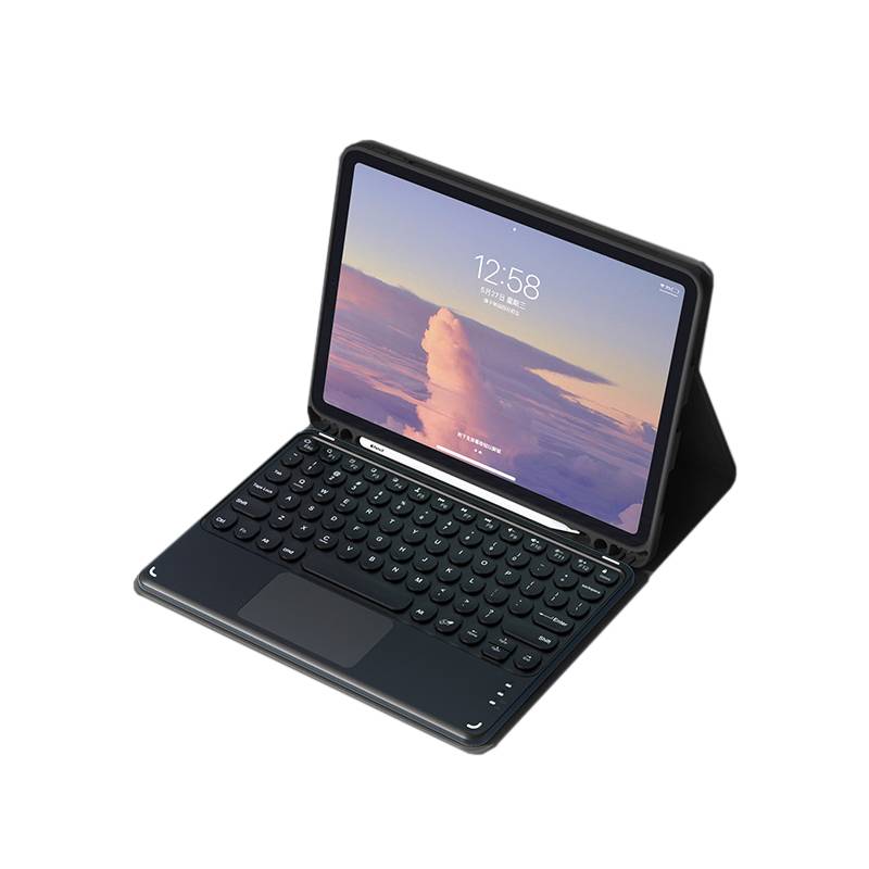 Ein Tablet in einem schwarzen Tastaturetui, aufgeklappt wie ein kleiner Laptop auf weißem Hintergrund.