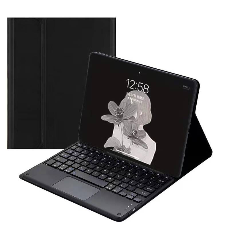 Schwarzes Tablet in einer Folio-Tastaturschutzhülle, geöffnet wie ein Laptop, mit Blumentapete und der Uhrzeit 12:58 auf dem Bildschirm.