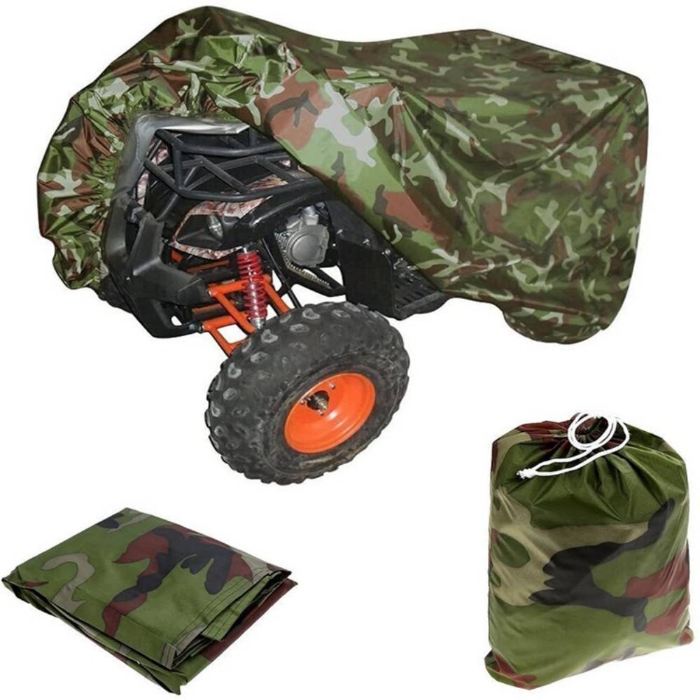 Camouflage-ATV-Abdeckung, die auf einem Fahrzeug angebracht, in ein kompaktes Rechteck gefaltet und in einer Transporttasche mit Kordelzug verstaut ist.