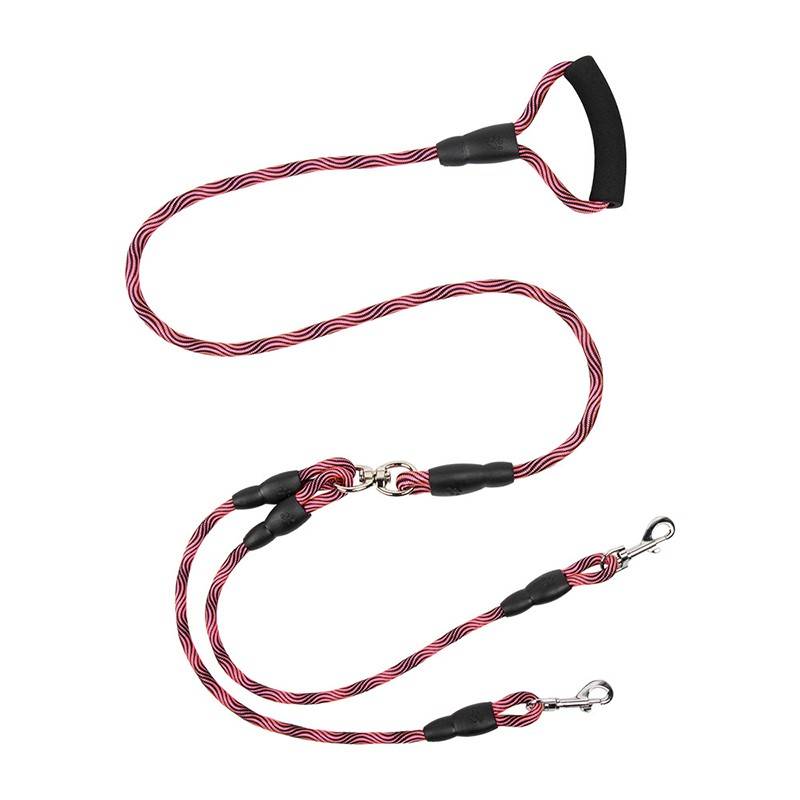 Rot-weiß geflochtene Hundeleine mit gepolstertem Griff, zentralem Karabiner und zwei Karabinerhaken zum Anbringen an zwei Hunden.