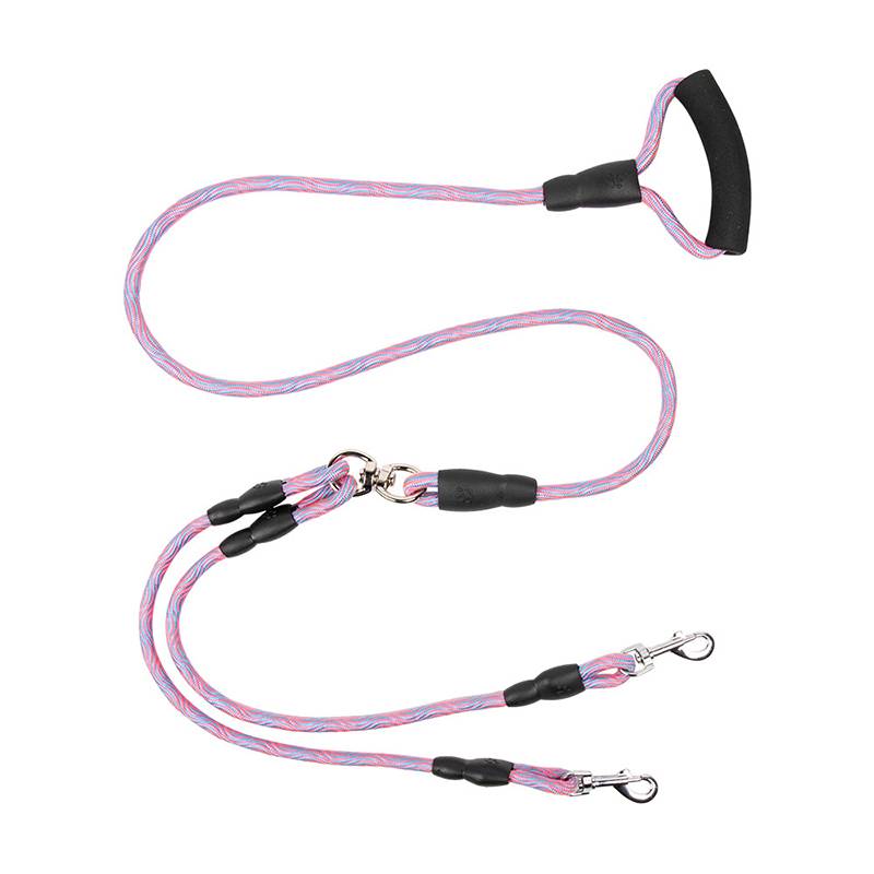 Rosa geflochtene Hundeleine mit gepolstertem Griff und zwei Metallclip-Enden zum Befestigen an Haustieren.