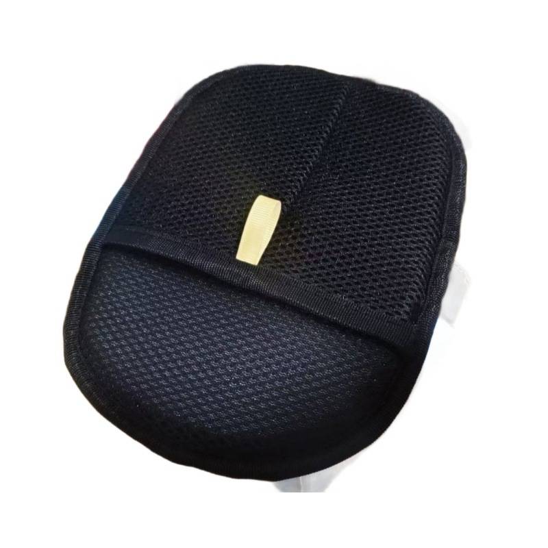 Schwarze gepolsterte Netztasche oder -etui mit einer kleinen beigefarbenen Lasche, gezeigt auf weißem Hintergrund.