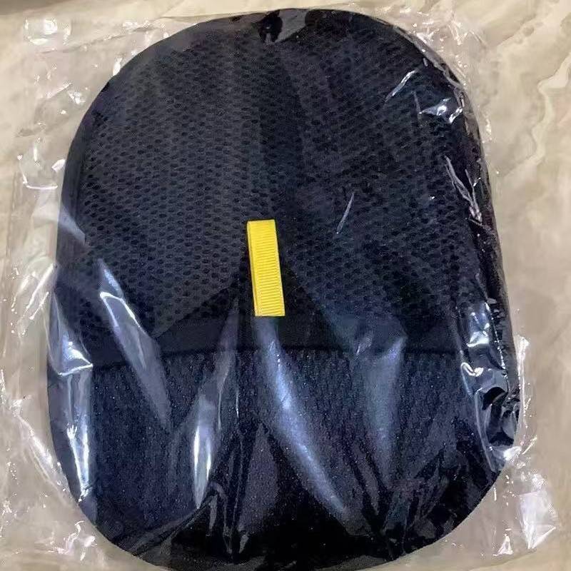 Schwarzer Netz-Reißverschlussbeutel in einer durchsichtigen Plastiktüte, mit einer kleinen gelben Zuglaschen an der Vorderseite.