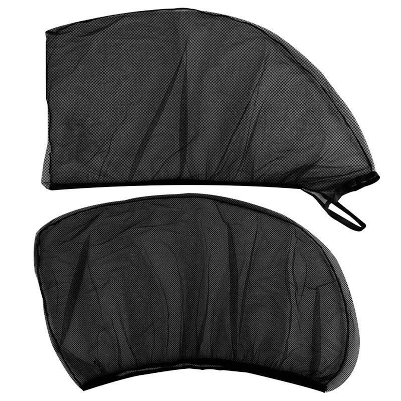 Zwei schwarze Mesh-Sonnenschutzgitter für Kinderwagen oder Autositze, eines mit einer Schlaufengriff, auf weißem Hintergrund dargestellt.