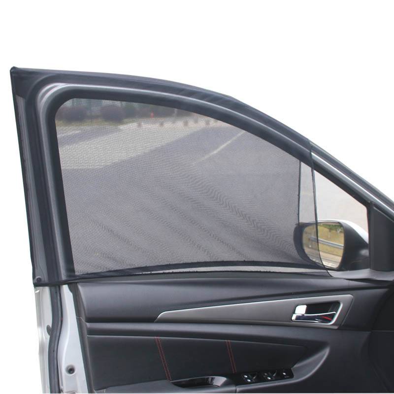 Autotür mit einer schwarzen Mesh-Sonnenschutzvorrichtung, die das offene Fenster abdeckt, um Blendung zu reduzieren und gleichzeitig die Sicht nach außen zu ermöglichen.