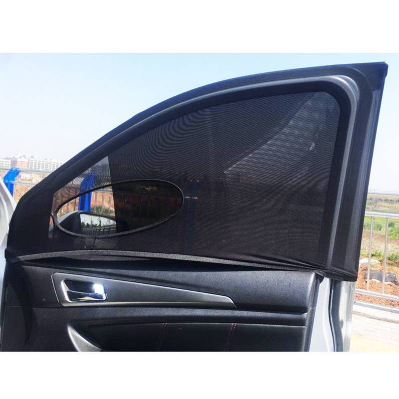 Autotür mit einem schwarzen Mesh-Sonnenschutz, der das offene Fenster bedeckt, blockiert Sonnenlicht und Außensicht.
