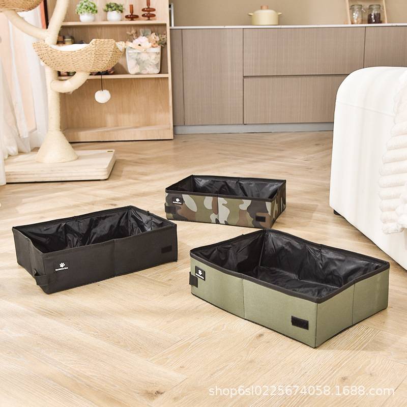Drei offene Stofflagerkörbe auf hellem Holzboden in einem Wohnzimmer mit schwarzem, grünem und Tarnung-Design.