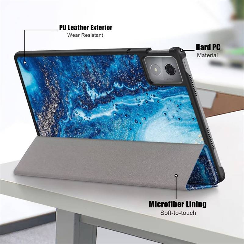 Tabletschutzhülle im Ständermodus mit gekennzeichneten Materialien: PU-Leder-Außenseite, harte PC-Schale und Mikrofaser-Innenfutter.