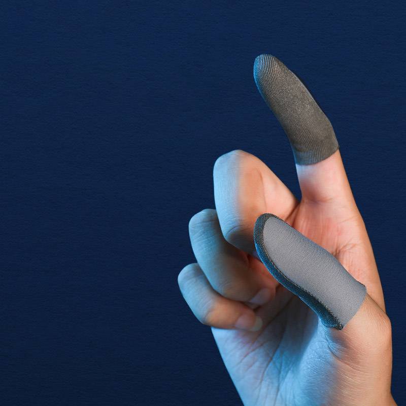 Nahaufnahme einer Hand mit strukturierten Fingerhülsen an Daumen und zwei Fingern, die auf Touchscreen- oder Griffschutz hindeuten.