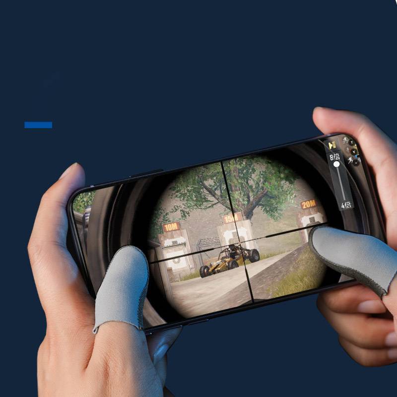 Hände halten ein Smartphone in Querformat, das ein Ego-Shooter-Spiel zeigt, in dem ein Scharfschützenvisier auf ein Fahrzeug neben einem Baum gerichtet ist.