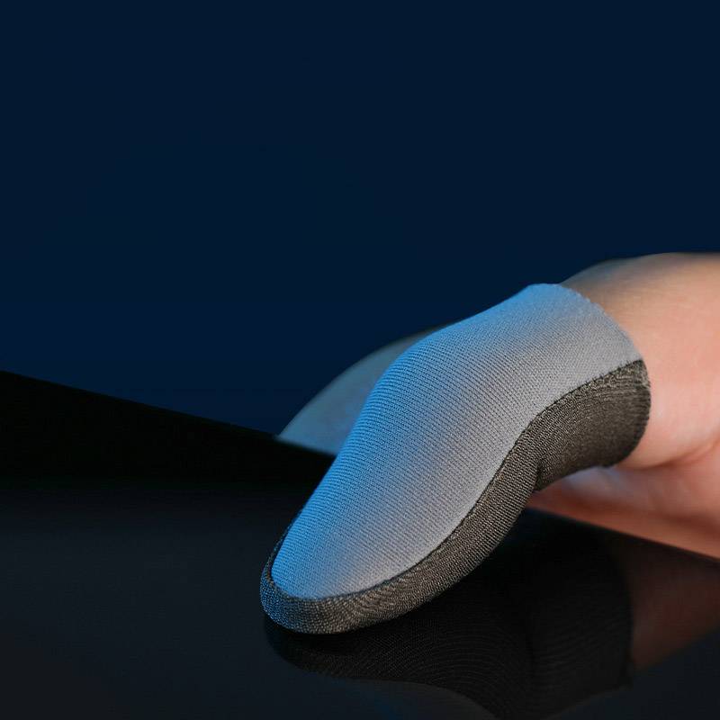 Nahaufnahme eines Fingers mit einer grauen Schutzfingerspitze oder einem Verband vor dunklem Hintergrund.