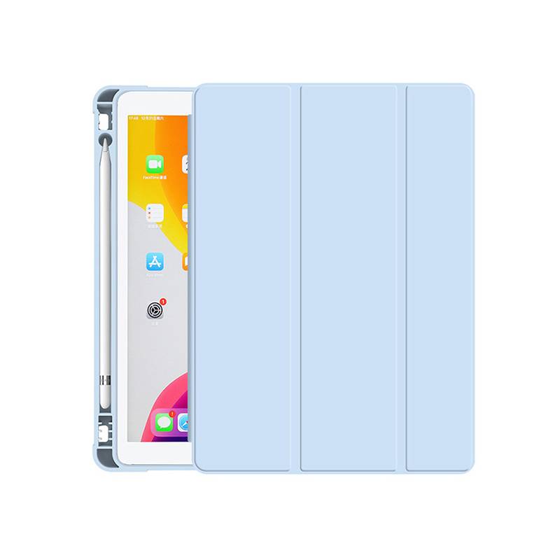 Hellblaue zusammenklappbare Tablet-Schutzhülle, teilweise geöffnet, mit einem iPad innen und Vorderdeckel über den Bildschirm gefaltet.