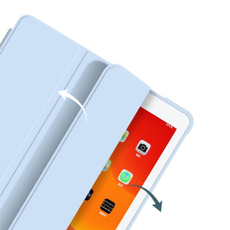 Tablet in einem hellblauen Klappetui, teilweise geöffnet, um den Bildschirm zu zeigen, mit Pfeilen, die das Aufklappen der Abdeckung und die Ständerposition anzeigen.