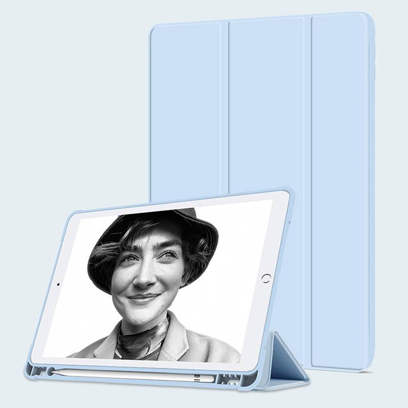 Tablet in einem hellblauen Klappetui, das ein Schwarzweiß-Porträt einer Person mit Hut zeigt.