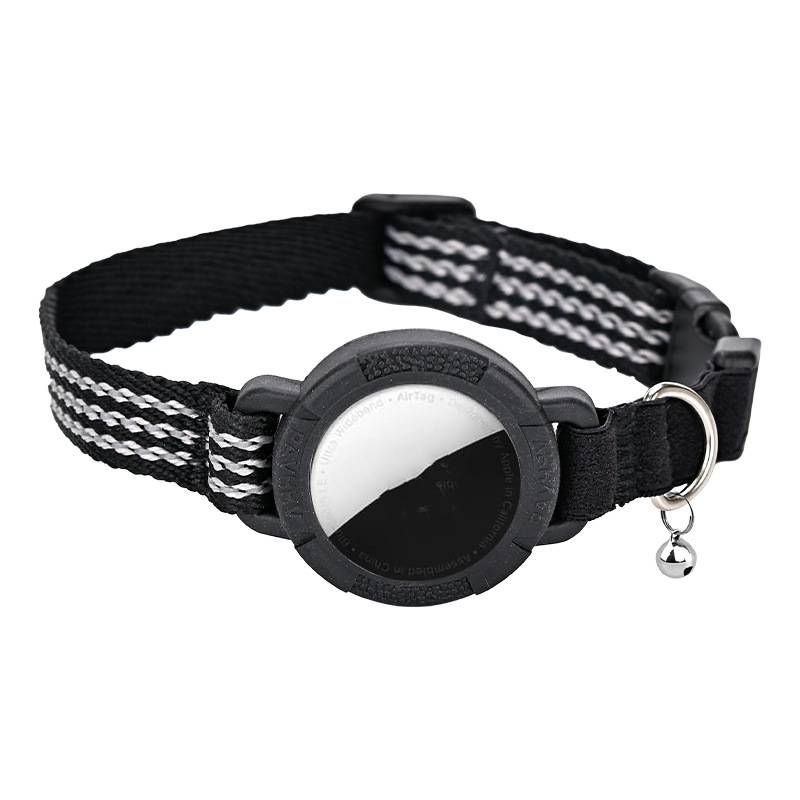 Schwarzes Nylon-Halsband für Haustiere mit rundem AirTag-Halter und silbernem Ring, gezeigt auf weißem Hintergrund.