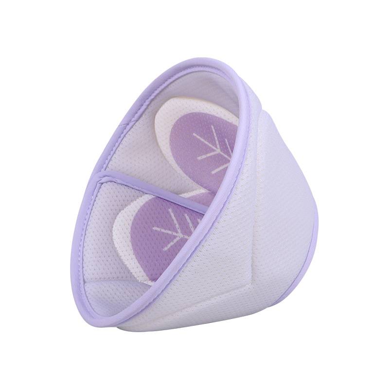 Lavendelfarbener Mesh-Babyschuhe mit zwei weichen sockenartigen Fußeinlagen innen, auf weißem Hintergrund dargestellt.