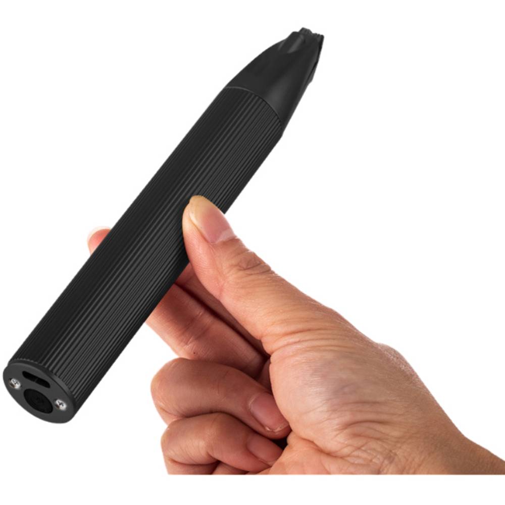 Hand hält ein schwarzes zylindrisches tragbares Gerät mit gerilltem Gehäuse und verjüngter Spitze vor weißem Hintergrund.