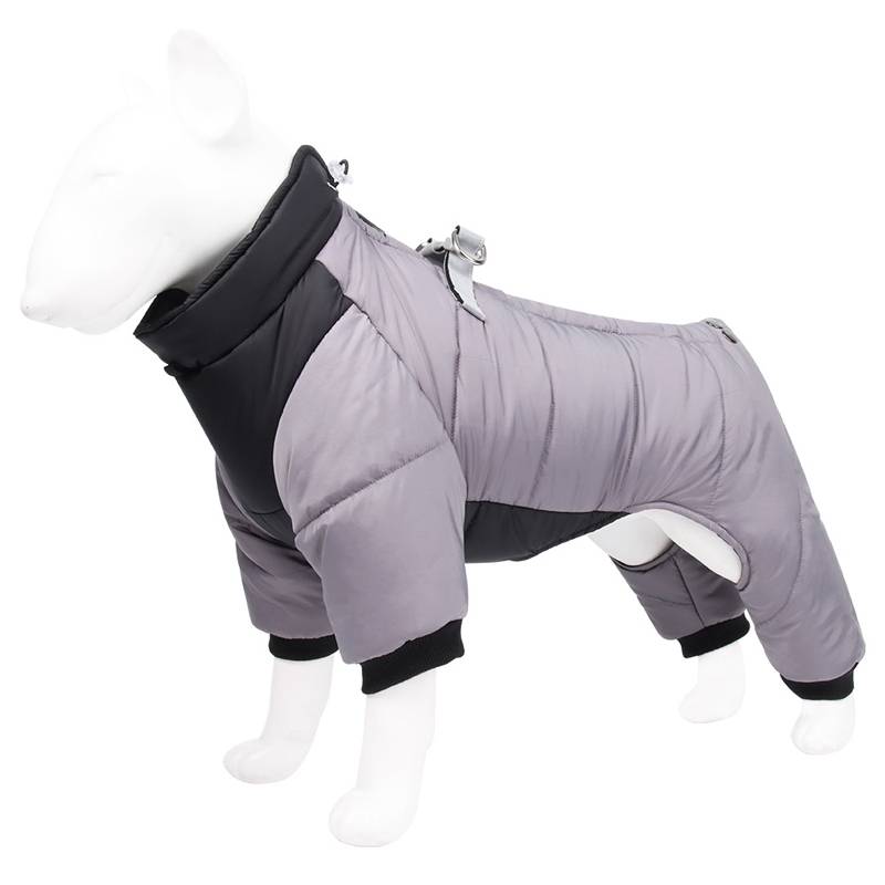 Grauer und schwarzer isolierter Hundemantel auf einer Schneiderpuppe gezeigt, mit hohem Kragen und vollständiger Körperbedeckung.