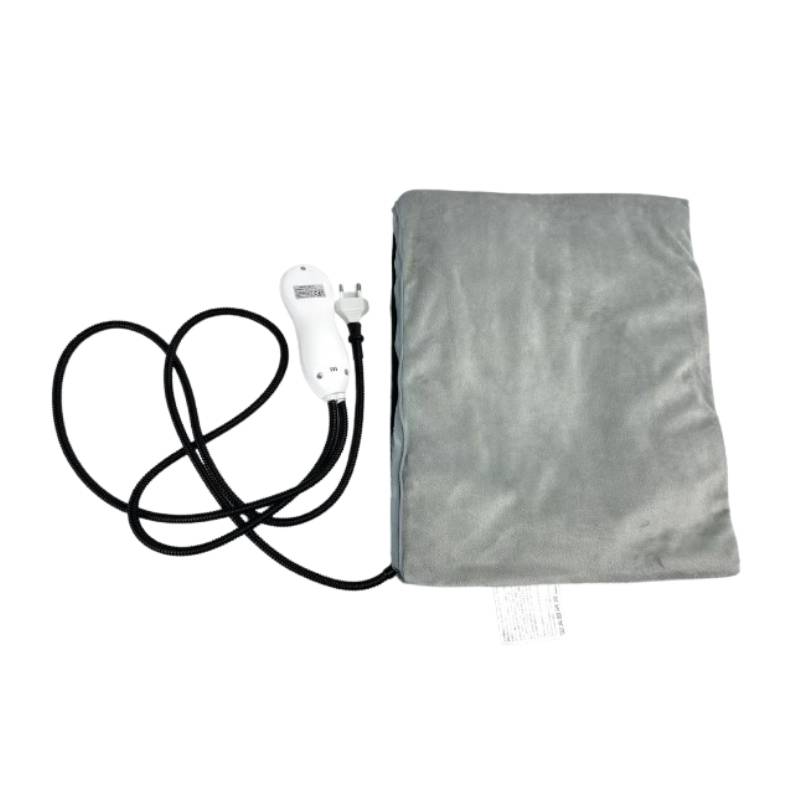 Graues elektrisches Heizpad mit Kabel und tragbarem Controller auf weißem Hintergrund.