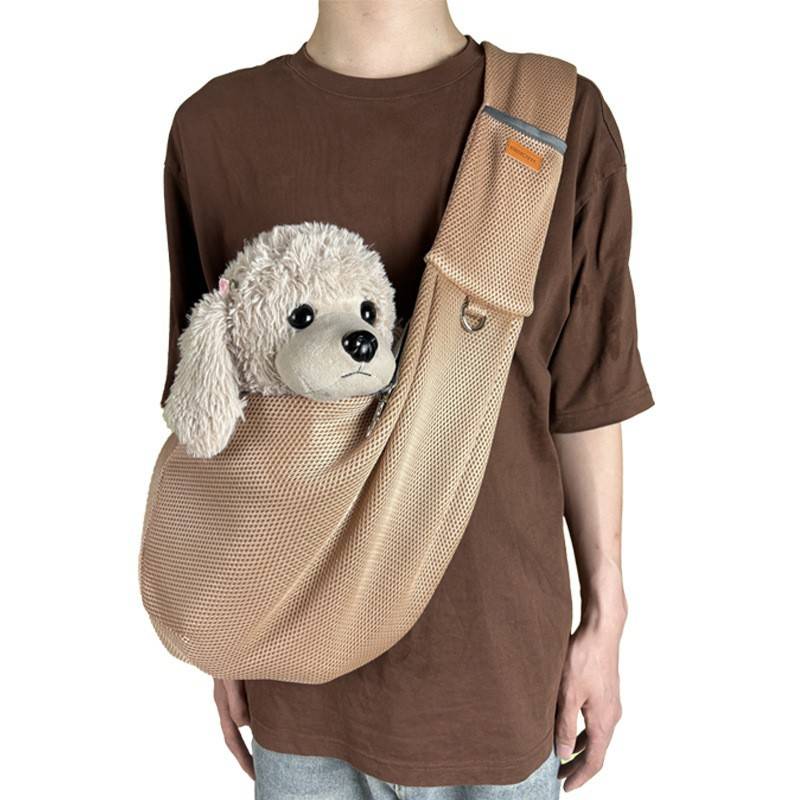 Person trägt eine beige Mesh-Umhängetasche quer über dem Körper, mit einem weißen Plüschhund, der herausschaut, vor einem einfachen weißen Hintergrund.