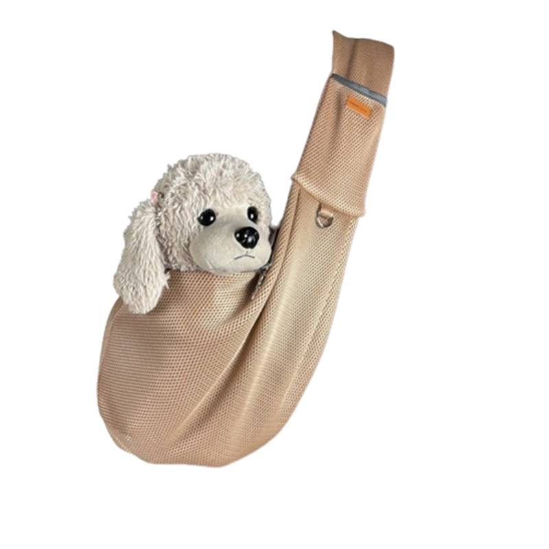 Ein kleines weißes Plüschhund-Spielzeug schaut aus einer beigen Umhängetasche mit einem hochgehobenen Riemen vor einem einfachen weißen Hintergrund hervor.