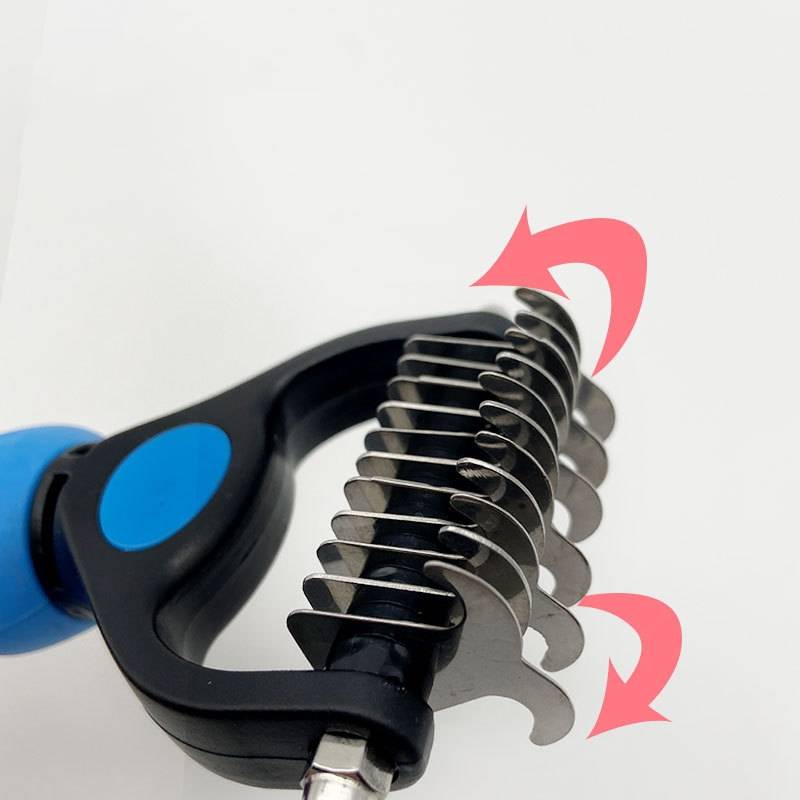 Nahaufnahme einer Haustierpflegebürste mit Metallborsten, mit Pfeilen, die anzeigen, dass der Borstenstreifen sich biegt oder dreht, um Haare zu reinigen oder zu entfernen.