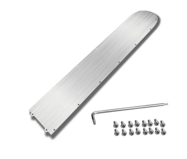 Silberfarbene Metallersatzplatte mit Befestigungsschrauben und einem Inbusschlüssel, dargestellt als Hardware-Set auf weißem Hintergrund.