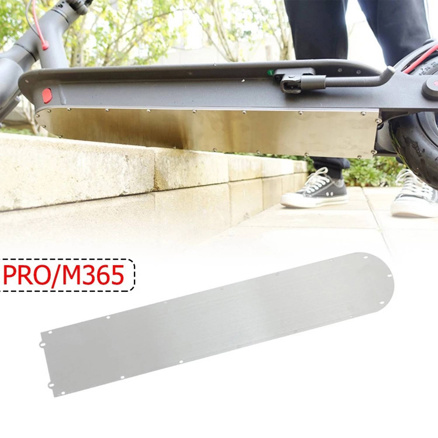 Unterseite eines Elektro-Rollers mit silberner Schutzplatte darunter, gekennzeichnet mit „PRO/M365
