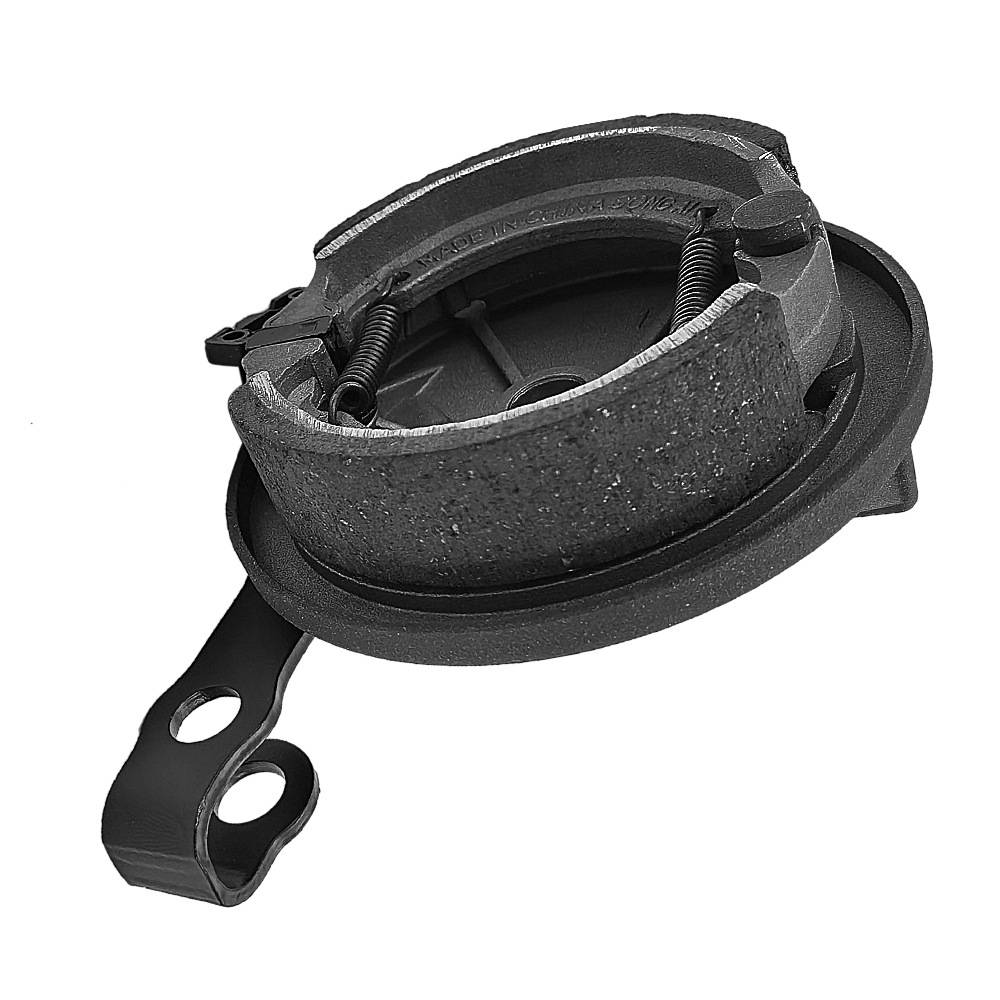 Schwarze Bremstrommel-Bremsbelagsatz mit Reibbelag und Rückholfedern auf weißem Hintergrund.