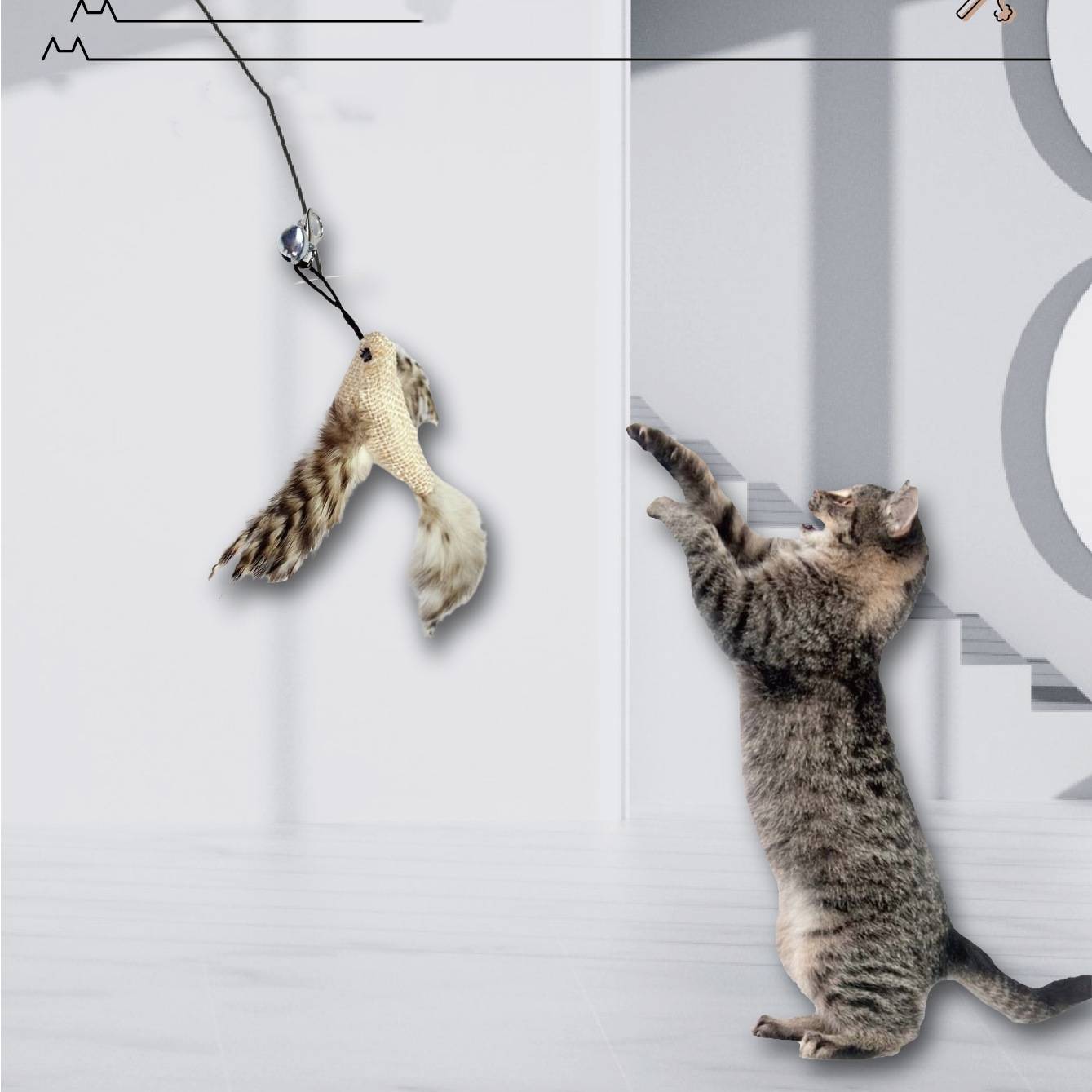 Katze, die auf den Hinterbeinen steht und nach einem hängenden Federspielzeug in einem Innenraum greift, mit einer weißen Wand und einer Treppe im Hintergrund.