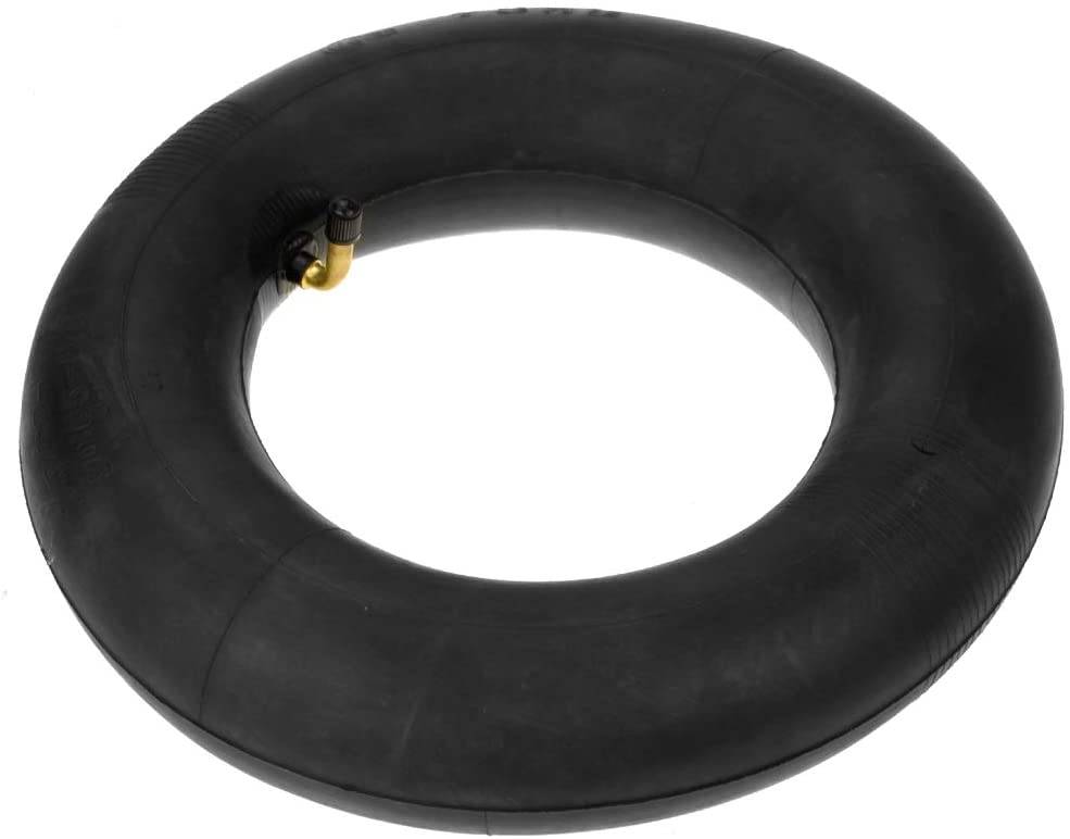 Schwarzer aufblasbarer Gummi-Schlauch mit Ventilschaft auf weißem Hintergrund.