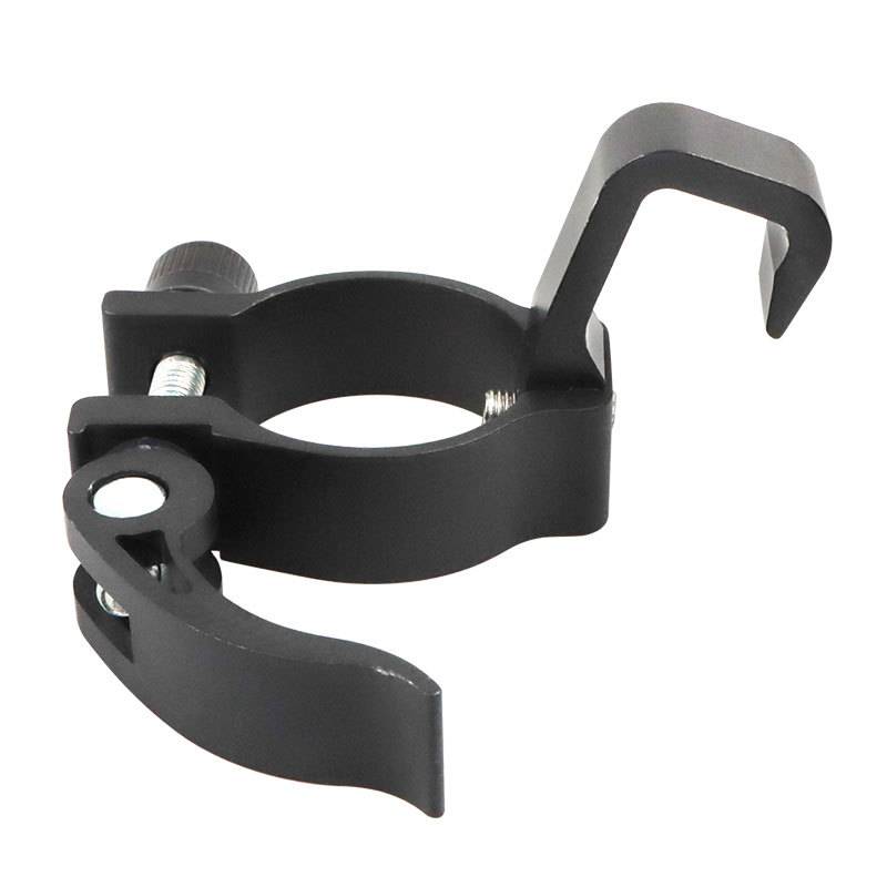 Schwarze Metallklemmenhalterung mit hakenförmigem Arm, verwendet zum Befestigen eines zylindrischen Objekts oder Rohrs.