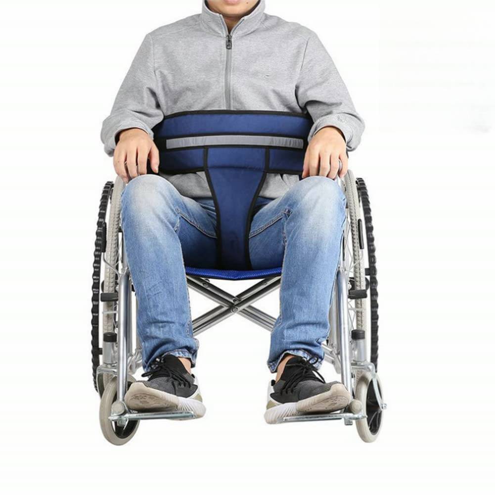 Person im Rollstuhl vor einem einfachen weißen Hintergrund sitzend, trägt eine graue Jacke und Jeans, mit Händen, die auf den Armlehnen ruhen.