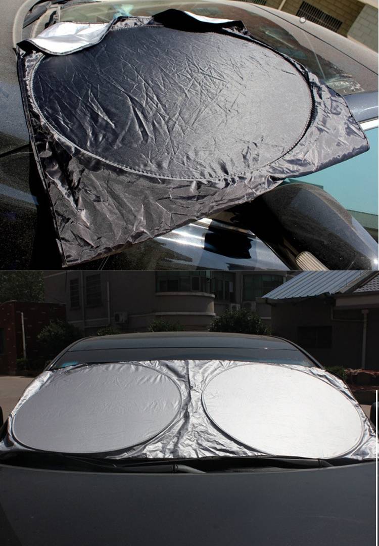 Zusammenklappbarer Sonnenschutz auf einer Autowindschutzscheibe, offen und gefaltet dargestellt, mit einem kreisförmigen reflektierenden Paneldesign, das Sonnenlicht blockiert.