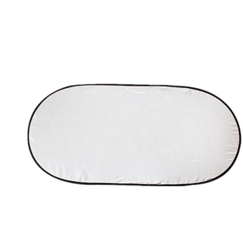 Weißer ovaler zusammenklappbarer Fotografie-Reflektor mit schwarzem Rand auf neutralem Hintergrund.
