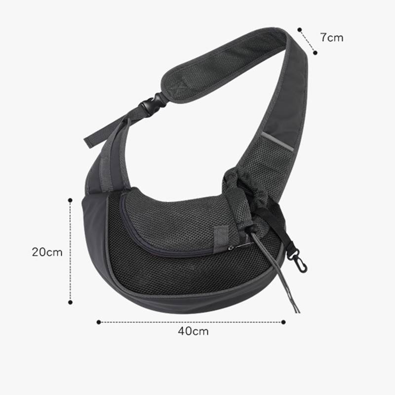 Schwarze Umhänge-Haustierträgertasche mit den Abmessungen 40 cm breit, 20 cm hoch und 7 cm Riemenbreite.