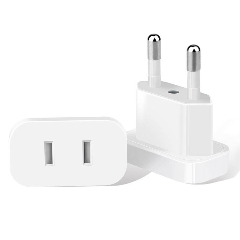 Zwei weiße europäische Stromsteckeradapter, nebeneinander auf weißem Hintergrund gezeigt.