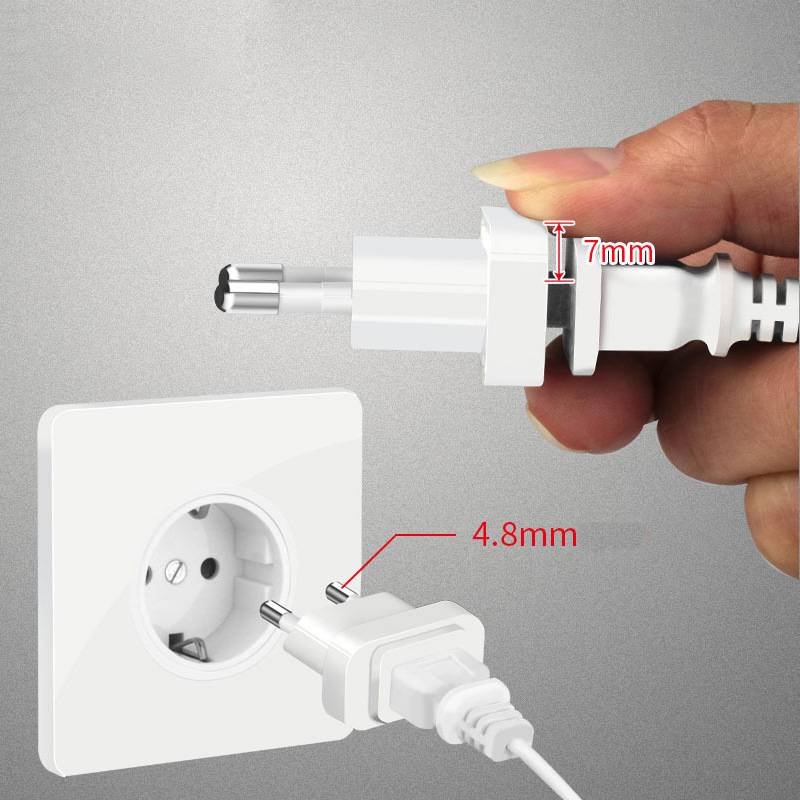 Nahaufnahme eines Stromsteckers und Adapters mit Größenmessungen, beschriftet mit 7 mm und 4,8 mm, neben einer Wandsteckdose.