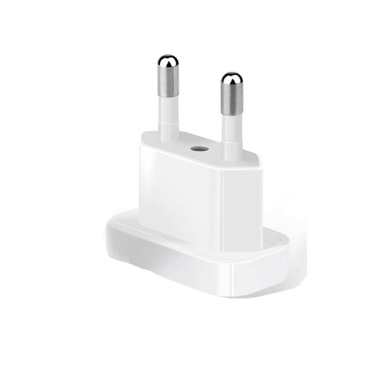 Weißer zweipoliger Elektrostecker-Adapter auf einfachem weißem Hintergrund.