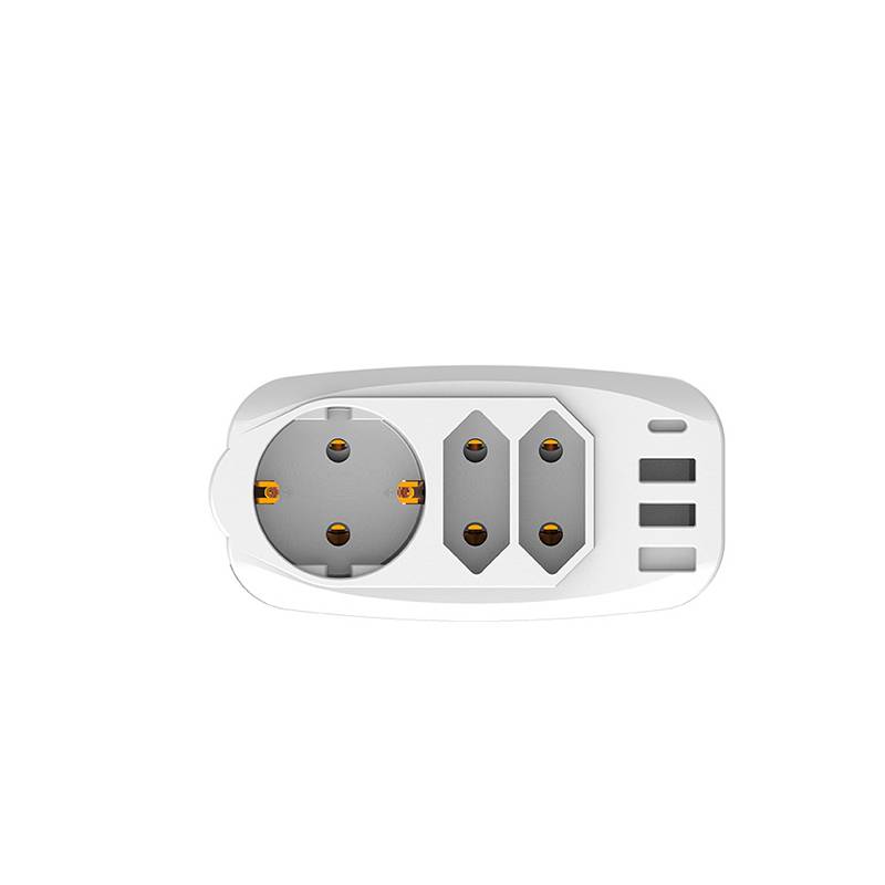 Weißer Stromanschluss mit einer runden Steckdose und zwei USB-Anschlüssen auf einfachem Hintergrund.