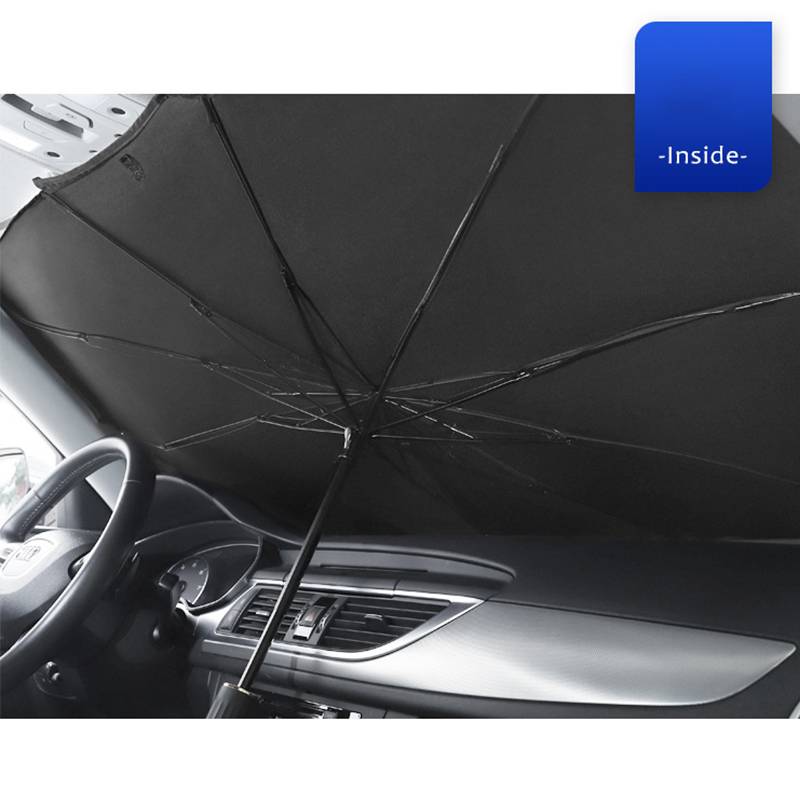 Kaputter Regenschirm, der sich im Auto geöffnet hat, blockiert die Windschutzscheibe oberhalb des Armaturenbretts und des Lenkrads.