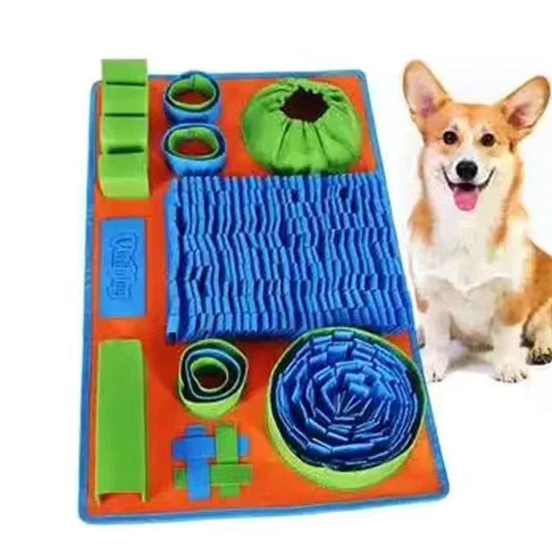 Bunter Hunde-Schnüffelteppich zur Bereicherung mit Puzzle-Abschnitten und Verstecken, dargestellt neben einem glücklichen Corgi auf weißem Hintergrund.
